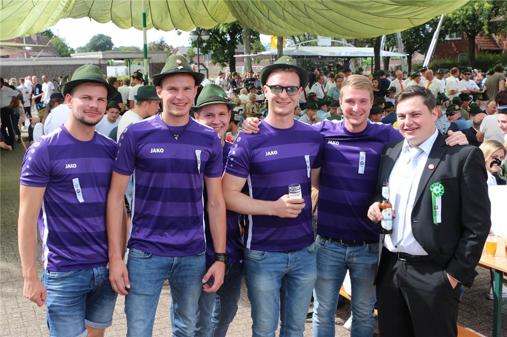 Video und viele Fotos: Christian Nagel regiert die Vitus-Schützen mit Bianca Hövel Die Stimmung bei besten Bedingungen war prächtig, auch bei den Kickern vom FC Lupine.