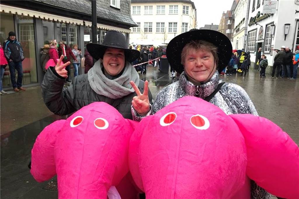 Die Stimmung bei den Jecken ist schon bestens. Auch bei Anna Strüwer (l.) aus Kamen und Andrea Fischer aus Unna.