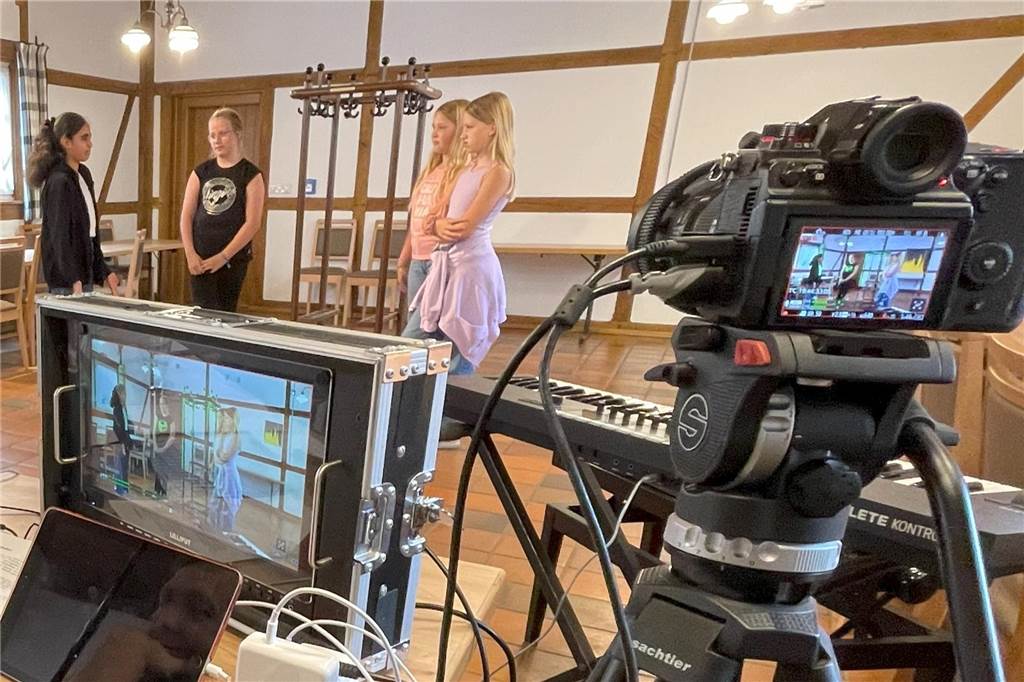 Casting für Musical-Film-Projekt: Stadtlohner Schüler zeigen ihr Talent vier Schülerinnen vor der Kamera
