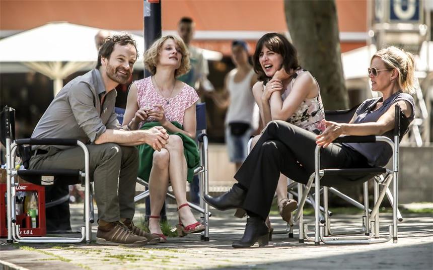 Tatort-Kommissare entspannen vor der Reinoldikirche Die Stimmung beim Dreh war entspannt.