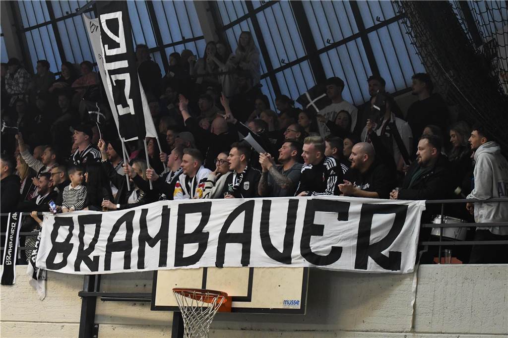 Kuriose A-Jugend-Situation bei Hallenstadtmeisterschaft Lünen Fans des BV Brambauer jubeln.
