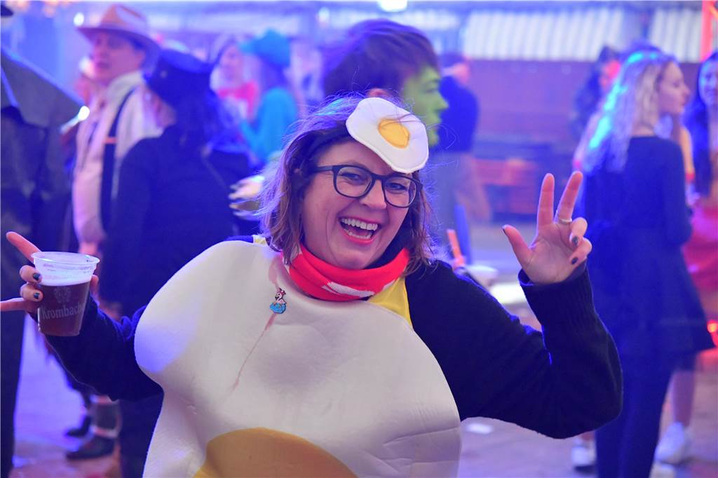 Karneval in Selm: Vorverkauf für Partys im Festzelt auf dem Campus läuft Eine als Spiegelei verkleidete Frau tanzt im Jahr 2020 im Festzelt in Selm auf einer Karnevalsparty.