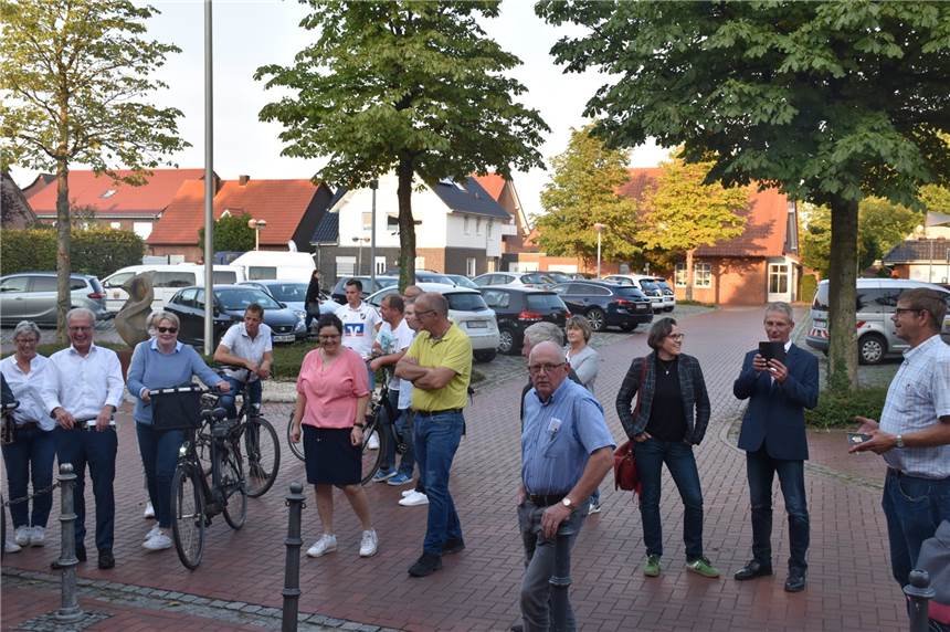 Liveblog zur Kommunalwahl: Stichwahl in Legden – alle Ereignisse zum Nachlesen Vor dem Rathaus in Legden steigt die Stimmung.