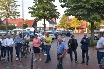 Vor dem Rathaus in Legden steigt die Stimmung.