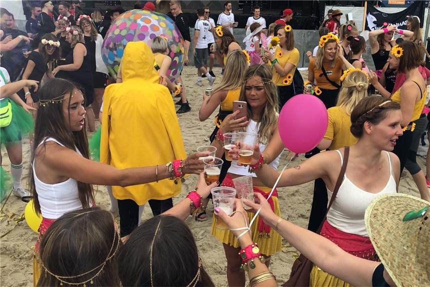 Viele Fotos und Live-Video von der Eröffnung des Dodgeball-Beach-Cup Die Stimmung war schon bei der Eröffnung des Dodgeball-Beach-Cup gut.