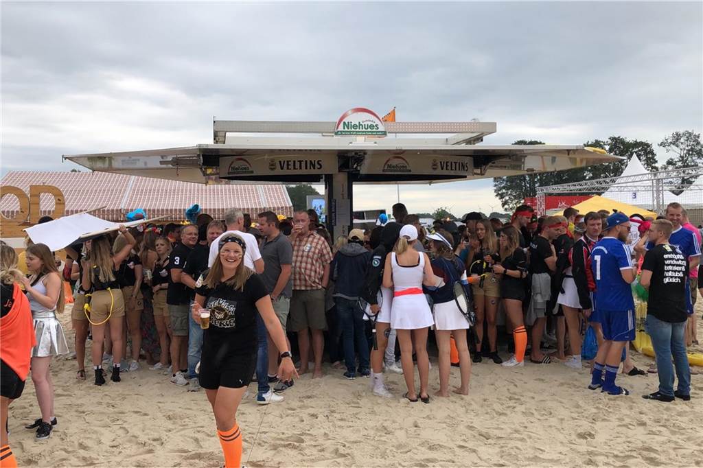 Viele Fotos und Live-Video von der Eröffnung des Dodgeball-Beach-Cup Die Stimmung war schon bei der Eröffnung des Dodgeball-Beach-Cup gut.