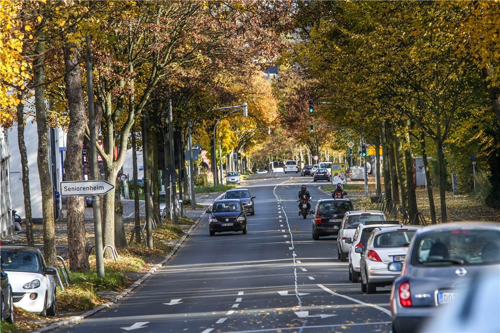 Eichlinghofen: Die Kirchenglocken sind für die einen Musik, für andere Lärm Die Stockumer Straße ist als Hauptverkehrsader des Vororts und Durchgangsstraße hoch belastet. Rund 20.000 Fahrzeuge kommen hier pro Tag durch.