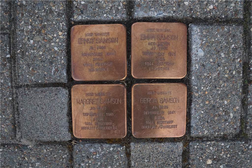 Pogrom-Gedenken: „Margret und Gerda Samsons Heimat war immer Herbern“ Die Stolpersteine der Familie Samson an der Ecke Merschstraße/Bernhardstraße.