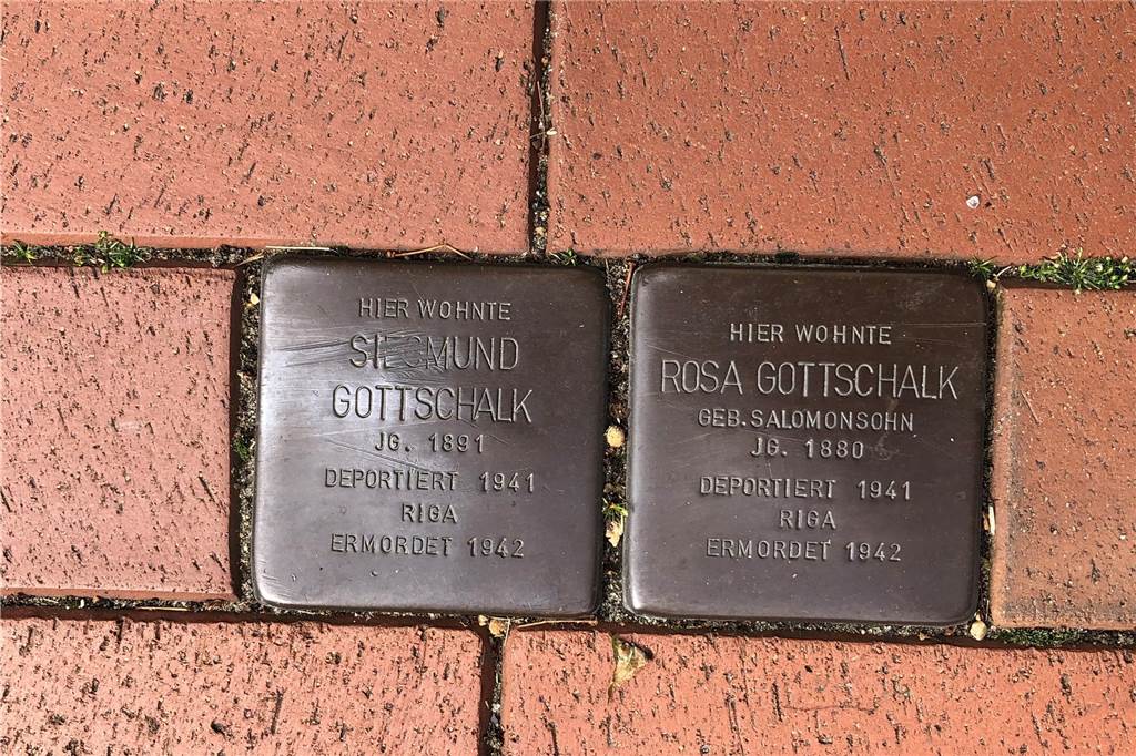 Rosa und Siegmund Gottschalks letzte „Reise“: Von Nienborg in den Tod Die Stolpersteine vor dem ehemaligen Wohnhaus der Gottschalks.