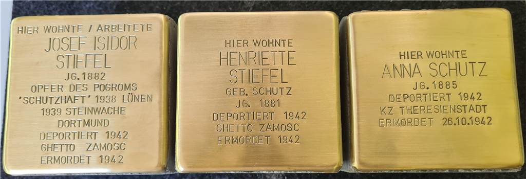 Stolpersteine gestohlen: „Schändlicher Angriff auf Andenken der Opfer“ Die Stolpersteine wurden erst im Oktober 2024 an der Borker Straße verlegt.