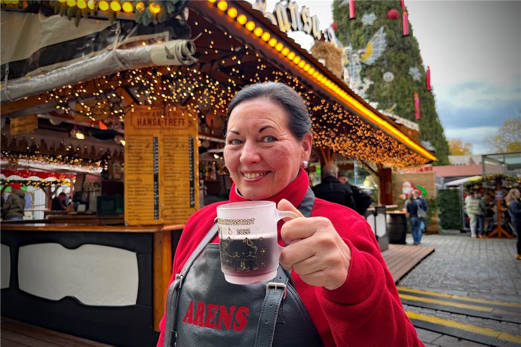 Experte kürt den besten Glühwein des Weihnachtsmarkts Die stolze Gewinnerin des Dortmunder Glühwein-Tests 2022: Luise Arens, Mitbesitzerin des Hansa-Treffs und Frau von Markt-Organisator Patrick Arens, präsentiert den Sieger-Glühwein.