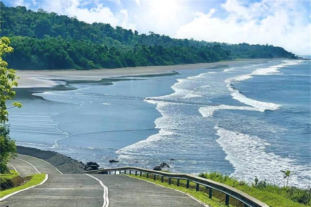 RTG-Lehrer reist nach Äquatorialguinea – mit vielen Briefen im Gepäck Ein leerer Strand im Süden der Insel Bioko.