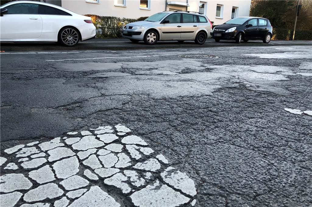 Dem Dortmunder Süden steht die nächste Großbaustelle bevor Die Straße Am Hombruchsfeld ist an mehreren Stellen ramponiert.