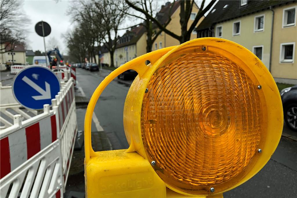 Die dritte Großbaustelle kommt und sorgt für drei Kilometer Umweg Die Straße Am Hombruchsfeld ist seit dem 11. Februar zwischen Zillestraße und Stockumer Straße eine Einbahnstraße.
