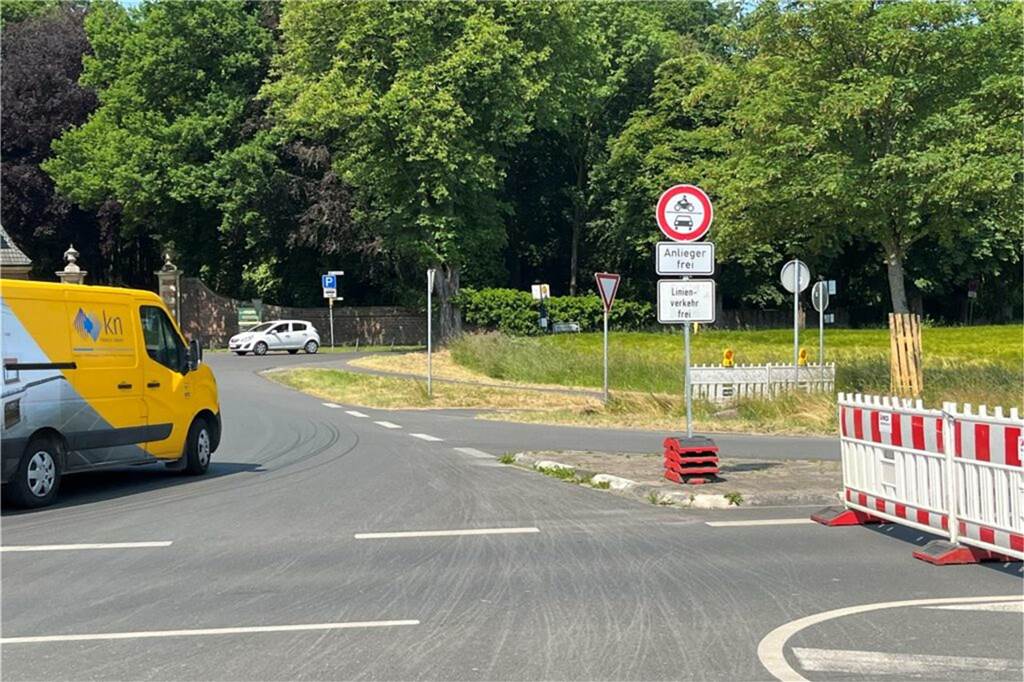 Autofahrer brauchen weiter Geduld: Verzögerung an Großbaustelle Münsterstraße Die Straße "Am Schloßpark" wird oft als Abkürzung genutzt.