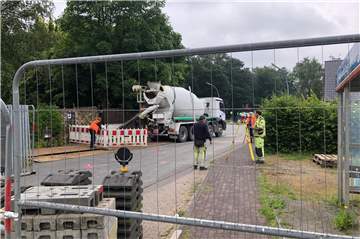 Die Straße Fliegenmarkt ist gesperrt. Das Loch im Bürgersteig wird gerade mit Beton verfüllt.