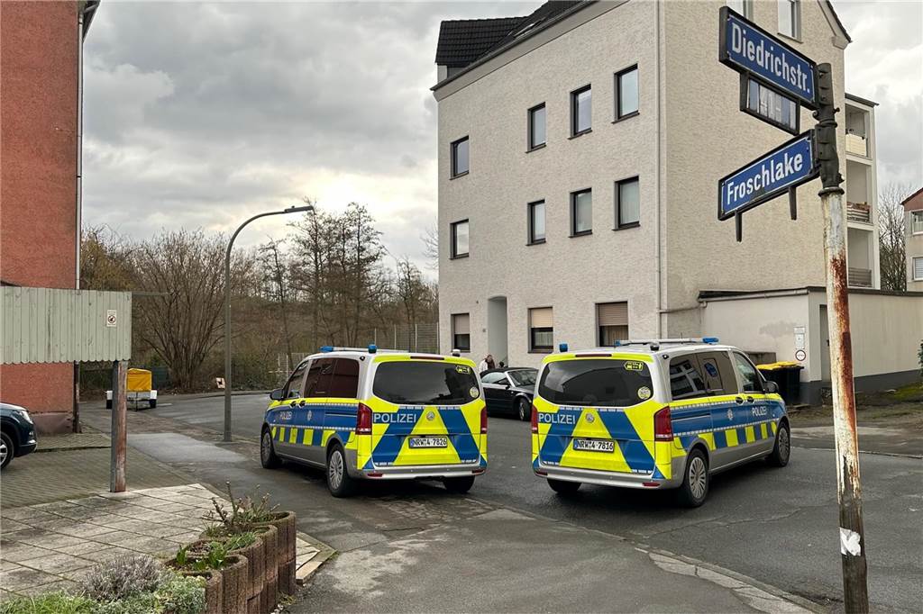 Verdächtiger Gegenstand im Garten gefunden: Polizei evakuiert Haus Die Straße Froschlake war am Sonntag während des Polizeieinsatzes gesperrt.