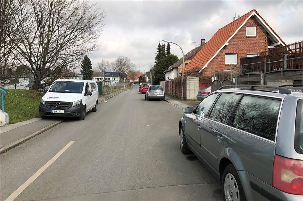 Neue Verkehrsregelung am Hellweg löst alte Probleme - und schafft neue Die Straße In den Börten ist eng - zu eng, um dort mit großen Lkw hindurchzufahren