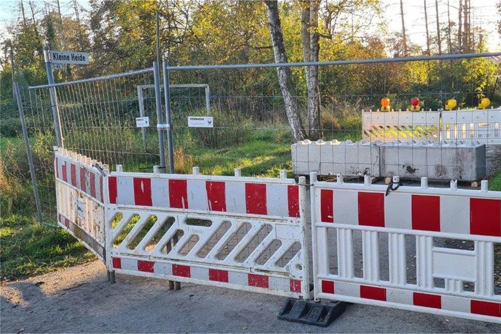 Anwohner verärgert: Müllabfuhr erreicht Straße in Beckinghausen nicht Die Straße Kleine Heide ist wegen der Bauarbeiten an beiden Seiten abgesperrt.