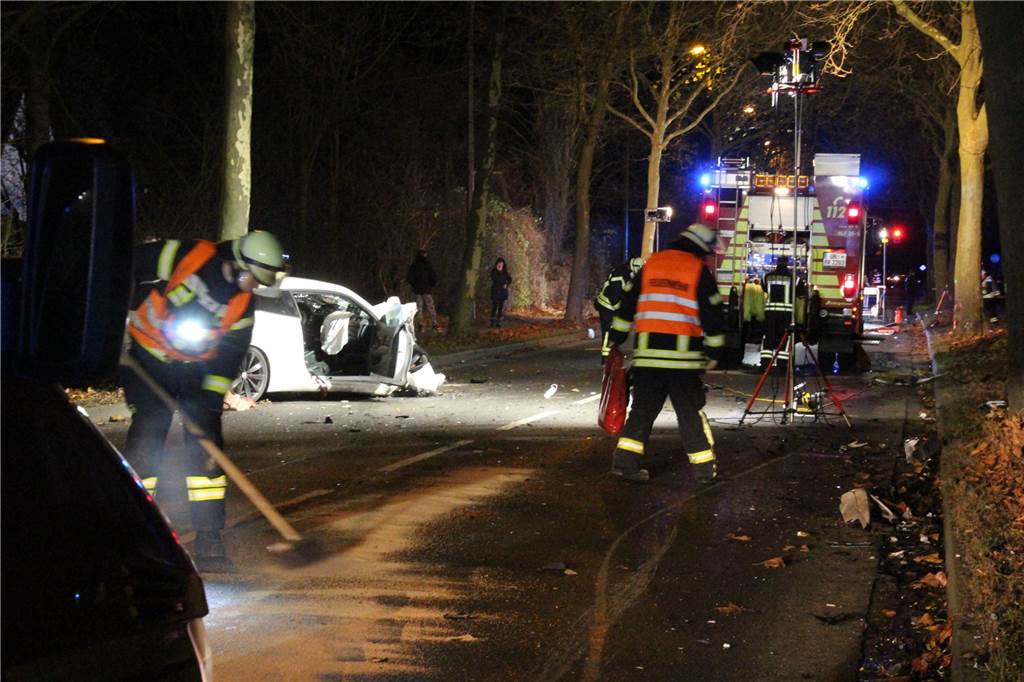 Tödlicher Verkehrsunfall auf der Fritz-Husemann-Straße in Bergkamen Die Straße musste für mehrere Stunden gesperrt werden.