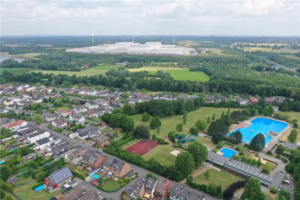 Vorübergehende Einbahnstraßen: Stadt lenkt Verkehr am Freibad Hardenberg um Luftaufnahme vom Freibad Hardenberg in Deusen und der umliegenden Wohnsiedlung