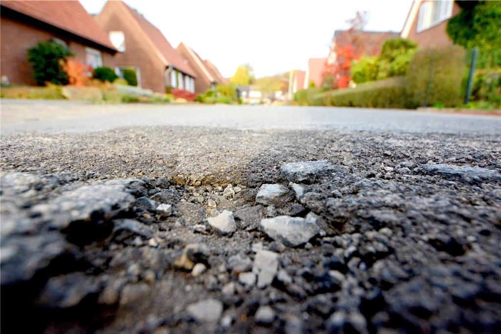 Schlagloch an Schlagloch - warum Familie Kamps den Straßenausbau trotzdem verschieben will Die Straße soll seit Jahren saniert werden. Die Planung zieht sich hin.