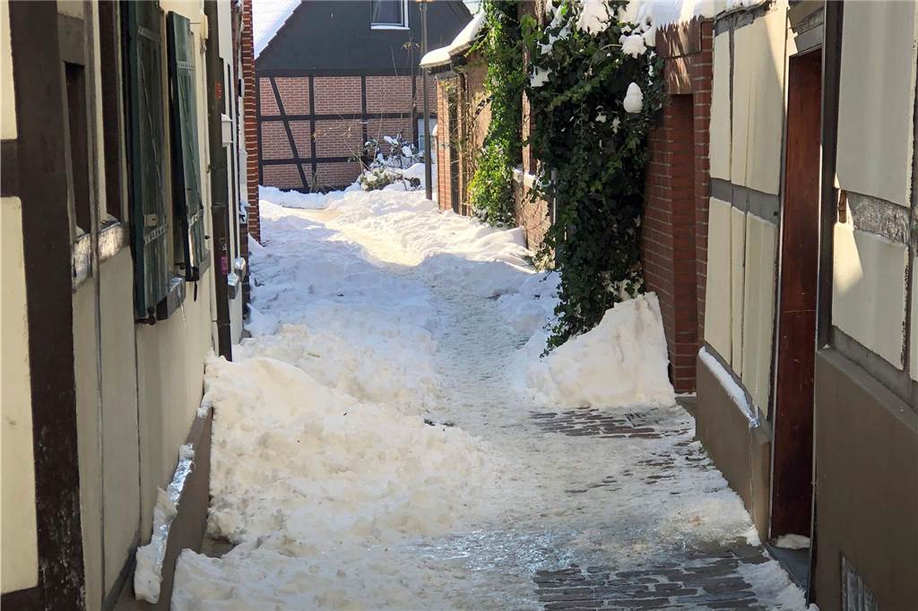 Die Straße Westmauer ist eine schmale Gasse, die parallel zur Burgstraße verläuft und in der Steinstraße mündet. Wer zur ehemaligen Stuhlmacherwerkstatt gelangen will, muss durch diese schmale Gasse gehen. 