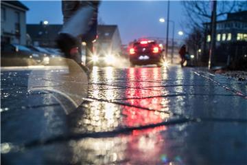 Die Straße wird plötzlich spiegelglatt. Jetzt sollten Autofahrer und Fußgänger besonders vorsichtig sein. Foto: Frank Rumpenhorst