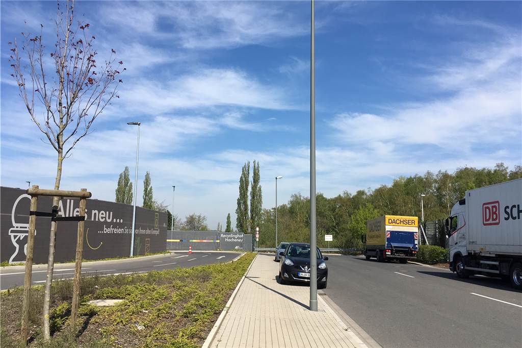 Wohnhaus und Parkplätze für Fitness-Club auf der Halde der Zeche Crone Die Straße Zeche Crone endet am EDG-Recyclinghof. Geplant ist eine Weiterführung bis zum Hacheneyer Kirchweg.