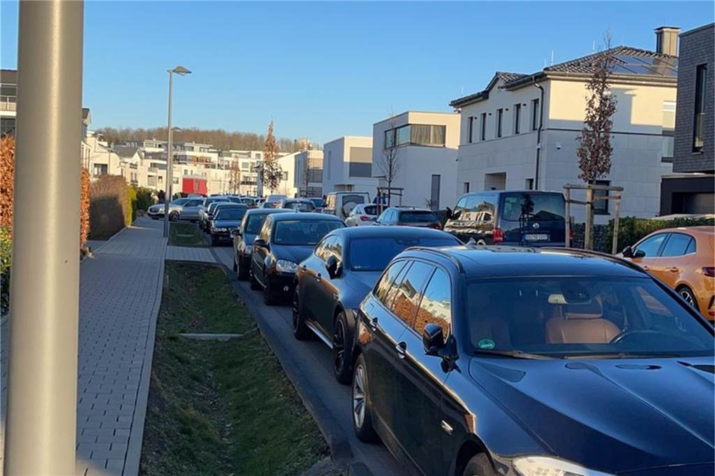 Nach Anwohnerprotest: Rolle rückwärts beim Parkraumkonzept Phoenix-See Die Straßen am See sind dicht zugeparkt.