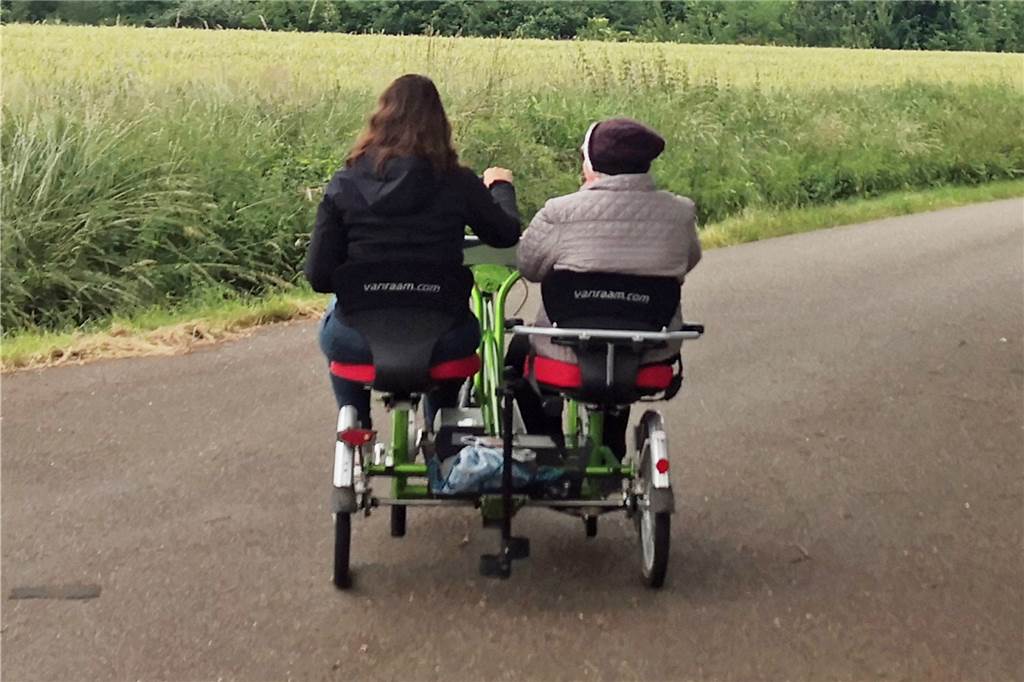 Endlich wieder mobil: Selbsttest auf der Naturtour mit Spezial-Fahrrad Die Straßen auf dem Abschnitt zwischen Vreden und Ammeloe sind breit genug für das Dreirad-Tandem.
