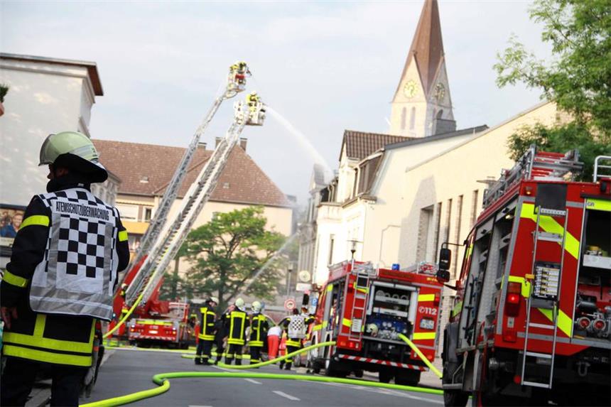 Die Straßen der Altstadt, Lönsstraße / Mühlenstraße und Widumer Straße sowie Schillerstraße mussten für die Löscharbeiten gesperrt werden.