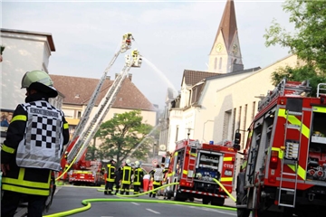 Die Straßen der Altstadt, Lönsstraße / Mühlenstraße und Widumer Straße sowie Schillerstraße mussten für die Löscharbeiten gesperrt werden.