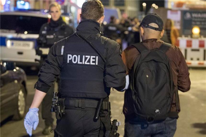 Fast 500 Beamte im Einsatz: Große Polizeiaktion in Frankfurt Die Straßen- und Drogenkriminalität im Frankfurter Bahnhofsviertel stehen seit Jahren im Fokus von Polizei und Kommunalpolitik. Foto: Boris Roessler/dpa