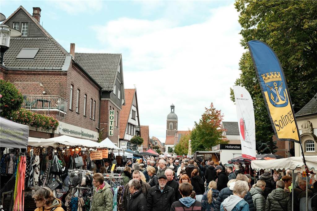Erfolgreicher Herbstmarkt bei „Nordkirchener Wetter“ Eine Menschenmenge beim Nordkirchener Herbstmarkt