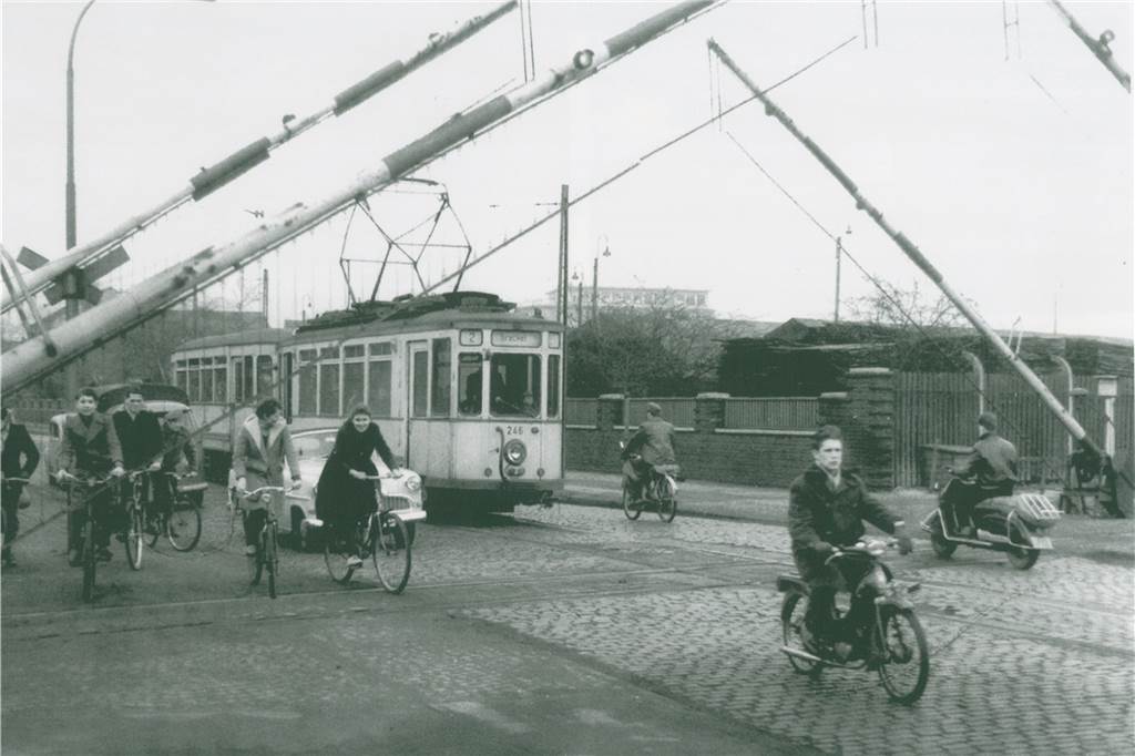 Ludwig Schönefeld weiß (fast) alles über Straßenbahnen in Castrop-Rauxel Die Straßenbahn der Linie 2 fuhr einst nach Dortmund-Brackel.