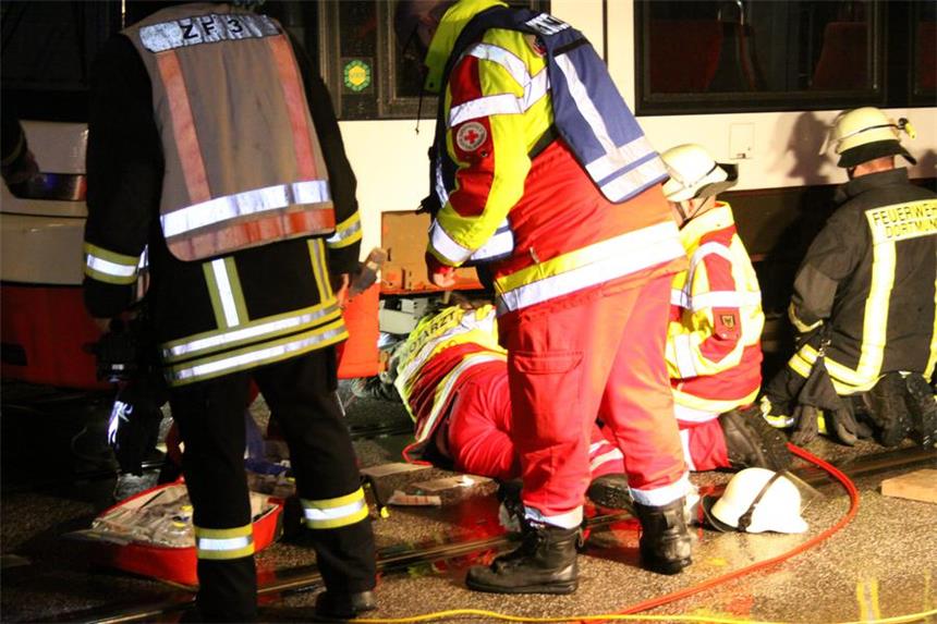 Mädchen unter Straßenbahn eingeklemmt Die Straßenbahn musste zunächst angehoben werden, damit die an der Vorderachse eingeklemmte Frau befreit werden konnte.