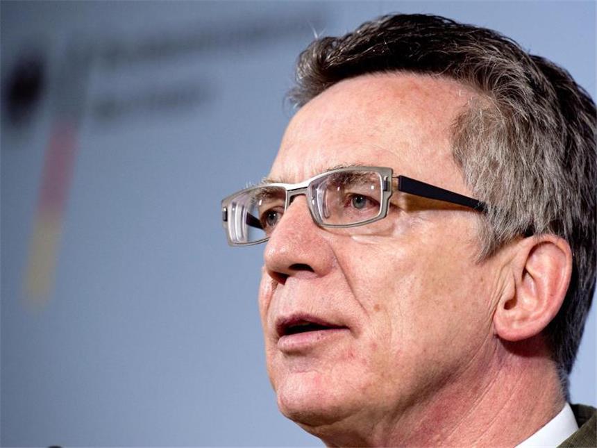 Fremdenfeindliche Gewalttaten um 20 Prozent gestiegen Die Strategie vieler Rechtsextremer, Proteste gegen Asylbewerberheime zu radikalisieren, hält Bundesinnenminister de Maizière für brandgefährlich. Foto: Bernd von Jutrczenka