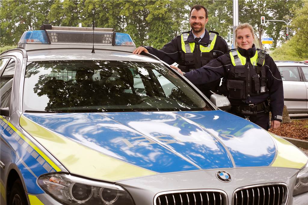 Bedroht, bestohlen oder Bankkarte weg? Die Autobahnpolizei hilft: „Auch dafür sind wir da!“ Die Streifenbeamten Josephine Lo Re und Marcel Wiehe mit ihrem Einsatzfahrzeug, mit dem sie vor allem auf der A1 und A2 unterwegs sind. Josephine Lo Re wechselte jetzt zur Einsatzhundertschaft nach Dortmund. Zum 1. September nahmen 19 neue Kräfte ihre Arbeit in der Autobahnpolizei Kamen auf. Jährlich wechselt etwa ein Drittel der Belegschaft.