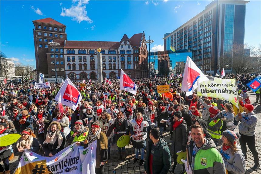 Verdi-Warnung: „Wir können noch zulegen‘ Die Streikenden hatten sich auf dem Friendensplatz versammelt.