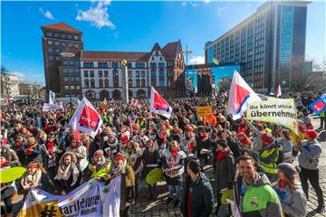 Die Streikenden hatten sich auf dem Friendensplatz versammelt.