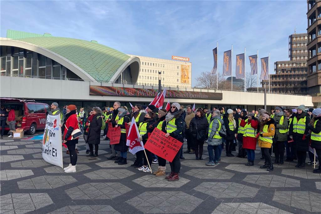 OB Westphal kritisiert „ritualisierte Tarifverhandlungen“ Die Streikenden treffen sich auf dem Platz der Alten Synagoge - wie hier schon Beschäftigten aus anderen Bereich im Februar.