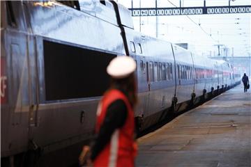 Die Streiks in Frankreich stellen Reisende auf eine harte Probe. Foto: Christophe Ena/AP
