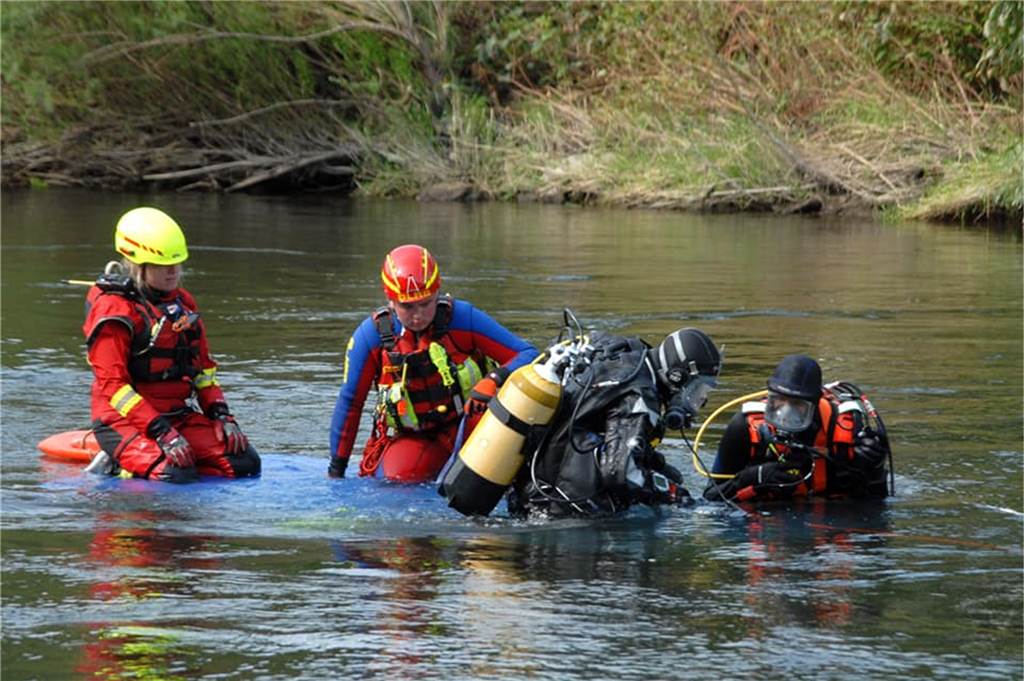 USA als Vorbild: In Haltern entsteht eine Spezialeinheit zur Wasserrettung Die Strömungsretter und Einsatztaucher bei einer gemeinsamen Übung.