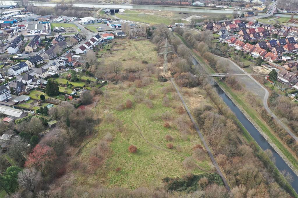 Sägen rund um Alte Eiche am Emscherufer laufen: Über 200 Bäume weichen Die Stromleitung, die Alte Eiche (ganz unten am Bildrand), die Emscher: Hier zwischen Habinghorst und Henrichenburg soll ein Neubaugebiet entstehen. Dafür werden viele Bäume gerodet.