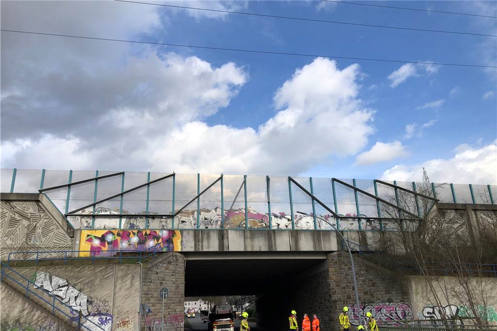Mit Video: Spektakulärer Feuerwehr-Einsatz an A2 in Castrop-Rauxel Die Stromleitung (oben im Bild) hatte die Arbeiten an der Brücke erheblich verzögert und erschwert.
