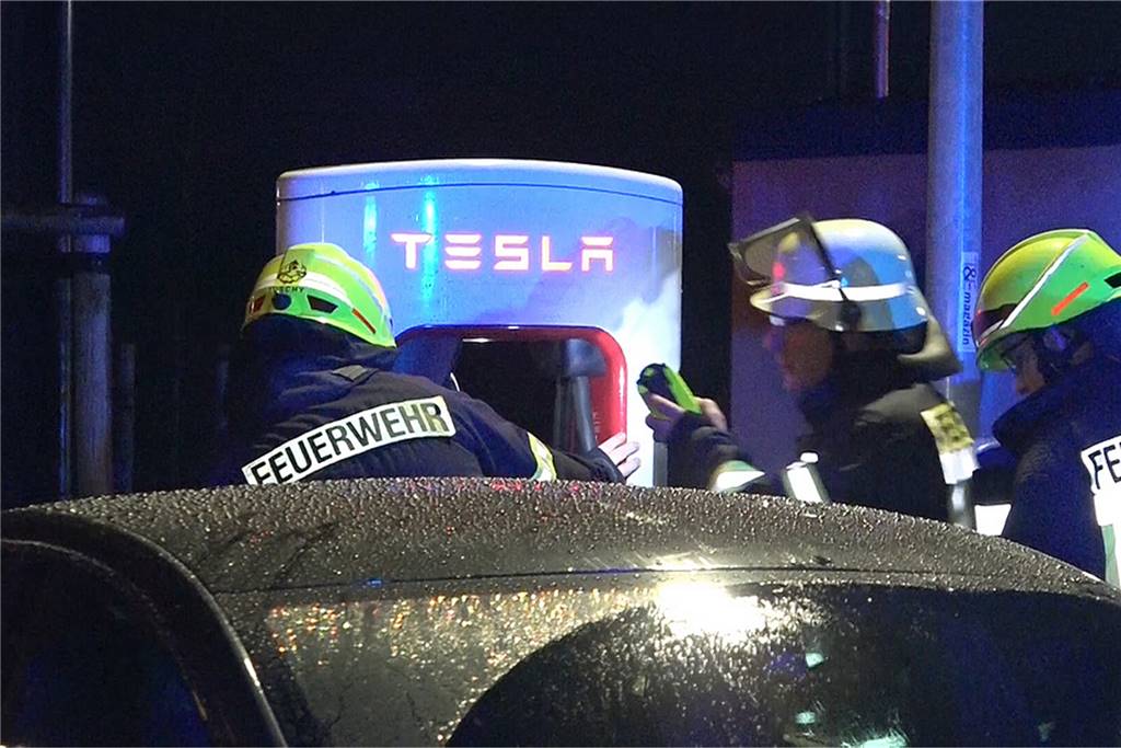 Nach Zwischenfall an Tesla-Tankstelle: Mann aus Krankenhaus entlassen Die Stromversorgung wurde bei dem Einsatz von Kräften der Feuerwehr und den Gemeinschaftsstadtwerken sofort gekappt.