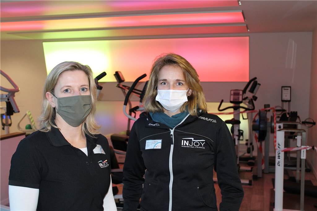 Vredener Fitnessstudio warnt vor Folgen des Bewegungsmangels im Lockdown Studioleiterinnen Vera Groeneveld und Anna-Karina Madzso vor den abgesperrten Trainingsgeräten. Diese wurden extra zur Seite gestellt, um mehr Abstand zwischen den restlichen Geräten im Fitnessstudio zu erlauben.