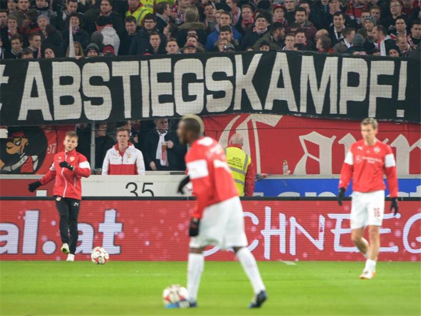 Dortmund gewinnt beim Tabellenschlusslicht VfB Die Stuttgarter Fans verlangen zumindest eines: Kämpfen! Foto: Marijan Murat