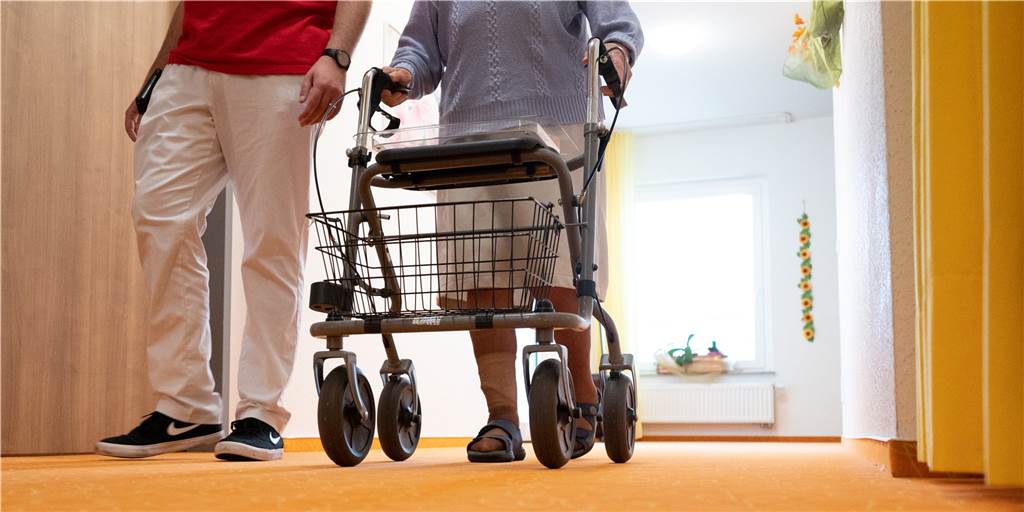 Lange Suche für Angehörige - in Dorsten fehlen Pflegeplätze Pfleger und Senior mit Rollator